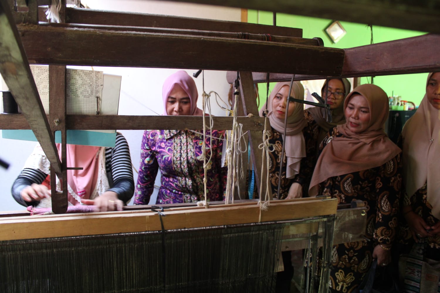 Dukung Tumbuh Kembang UMKM, Ikawati Kantah Inhu kunjungi Ratna Songket di Desa Seluti