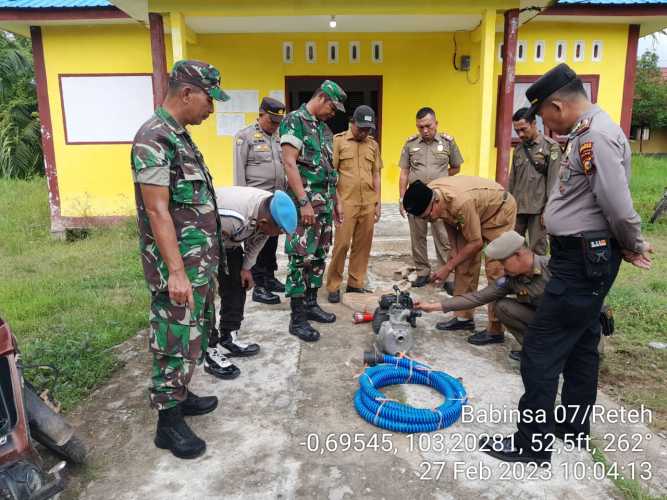 Danramil 07/Reteh Bersama Camat Reteh Lakukan Pengecekan Alat Pemadam Kebakaran