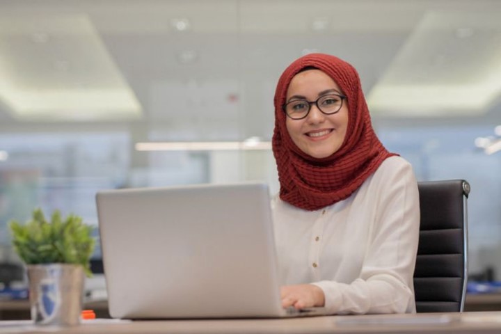Ini Tips Cantik Berkacamata Tanpa Mengganggu Hijab