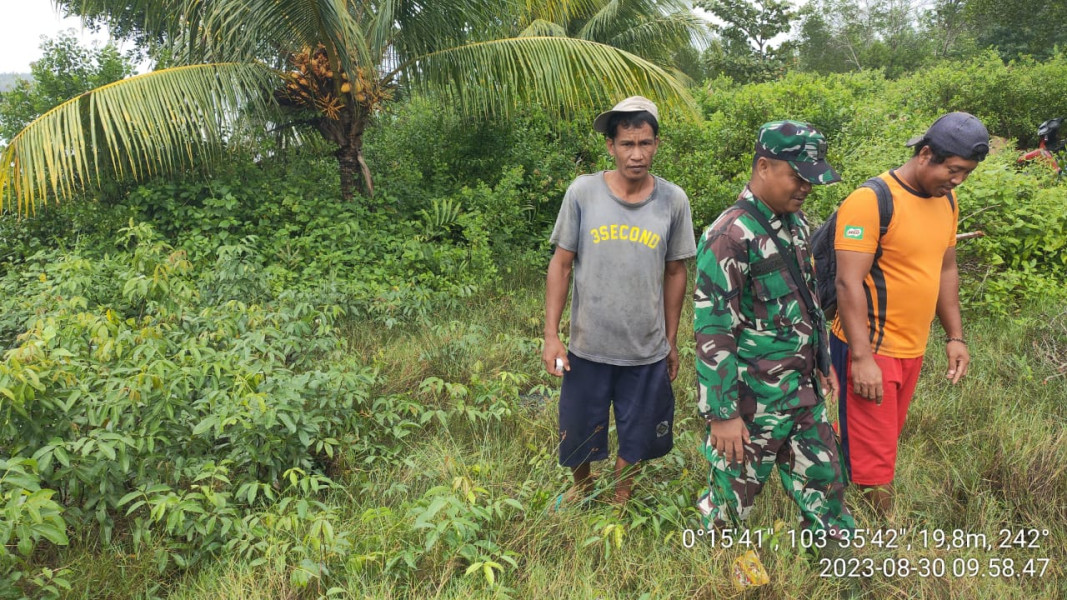 Babinsa Koramil 10/Pelangiran Turun Ke Wilayah Untuk Melihat Situasi dan Perkembangan Karhutla