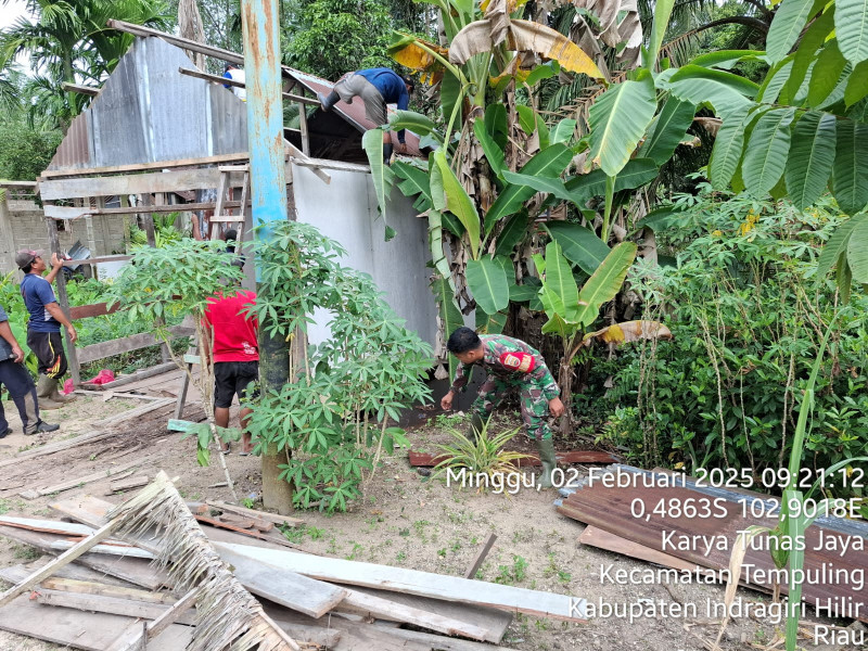Anggota Koramil 03/Tpl Bongkar Rumah Warga untuk Renovasi Program RTLH