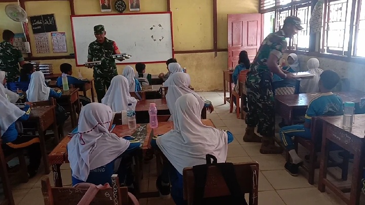 Babinsa Koramil 09/Kemuning Dampingi Kegiatan Makan Bergizi Gratis di Selensen