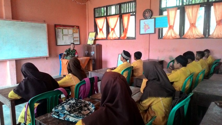 Babinsa Koramil 09/Kemuning Berikan Materi Wawasan Kebangsaan Kepada Siswa SMP N 3 Kemuning Tua 