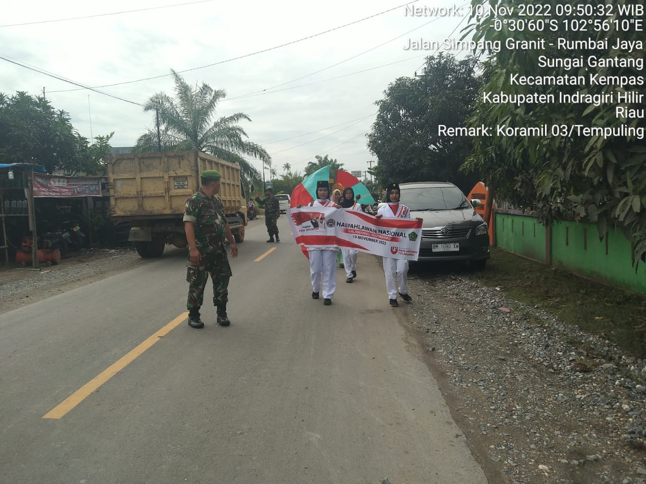 Babinsa Koramil 03/Tempuling Kawal jalannya Pawai Anak Sekolah dalam Rangka Hari pahlawan Nasional ke-77