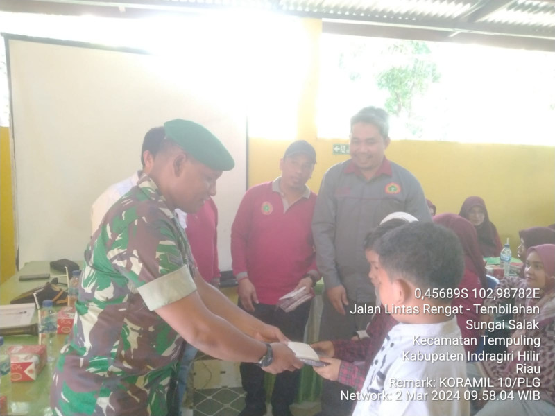 Sebagai Bapak Asuh Anak Stunting, Anggota Koramil 03/Tempuling Serahkan Bantuan Stunting