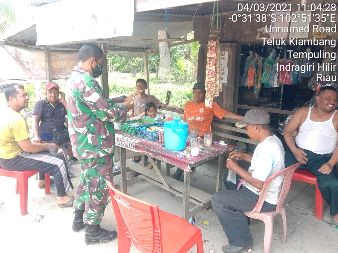Tingkatkan Protokol Kesehatan, Babinsa 03/Tempuling Komsos dengan Warga Teluk Kiambang
