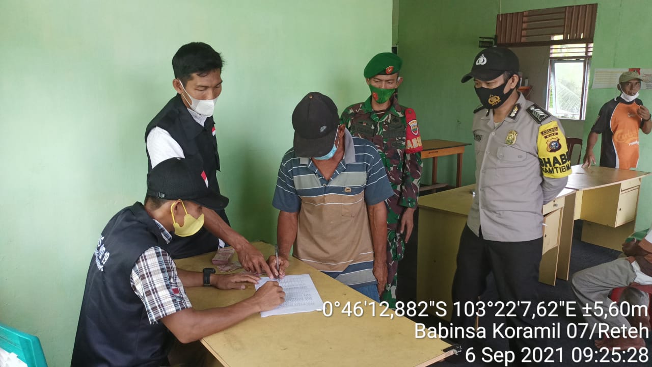 Babinsa Koramil 07/Reteh Dampingi Penyaluran BLT di Sungai Mahang