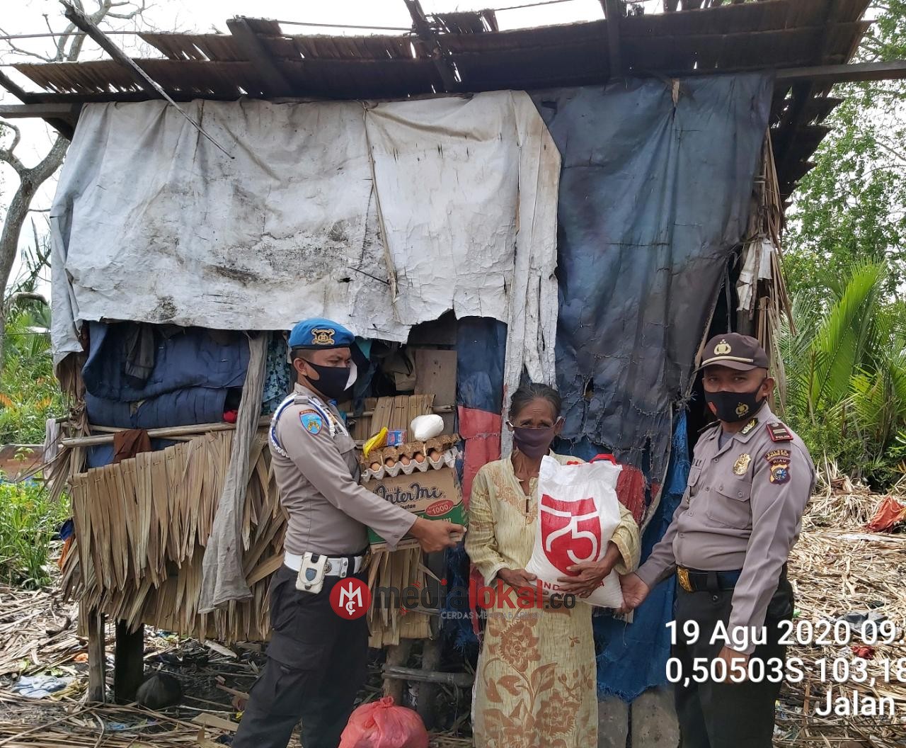 Bantu Ringankan Beban di Tengah Pandemi, Polsek Enok Salurkan Sembako untuk Kaum Duafa