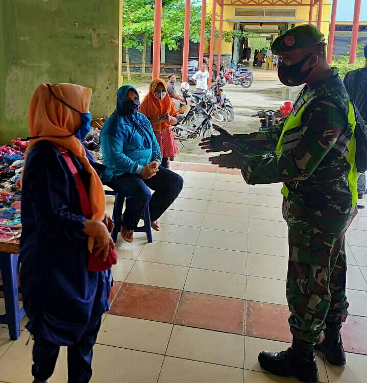 Babinsa Koramil 03/Siak Beri Himbauan Prokes ke para pedagang dan pembeli di Pasar Belantik