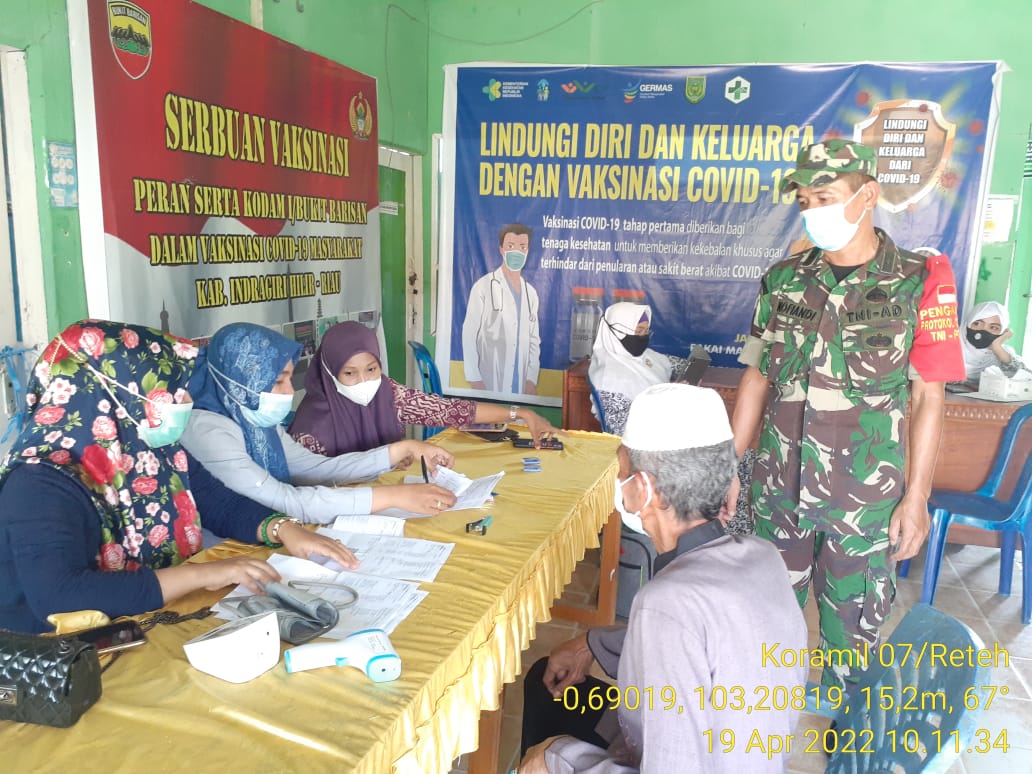 Babinsa Koramil 07/Reteh Lakukan Pengawasan dan Monitoring Para Peserta Vaksinasi