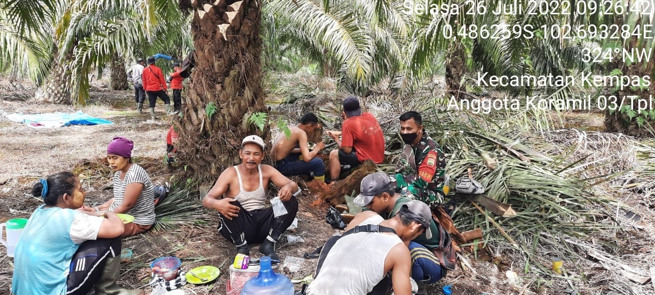 Wujudkan Kebersamaan dan Keharmonisan Babinsa Koramil 03/Tempuling Bersama Masyarakat Makan Siang Bersama