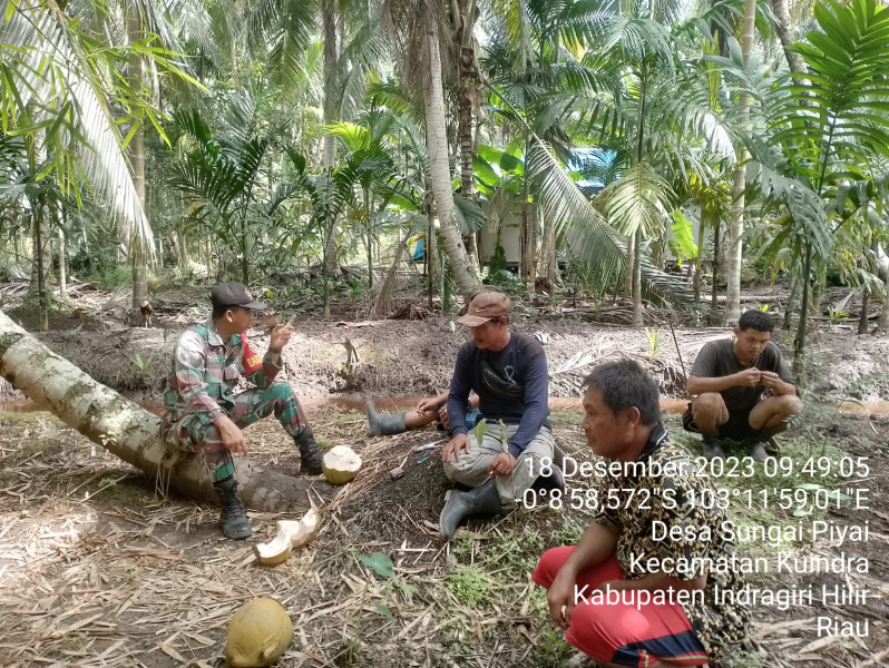Babinsa Koramil 04/Kuindra Terus Mewaspadai Kebakaran Lahan dan Hutan Bersama Warga