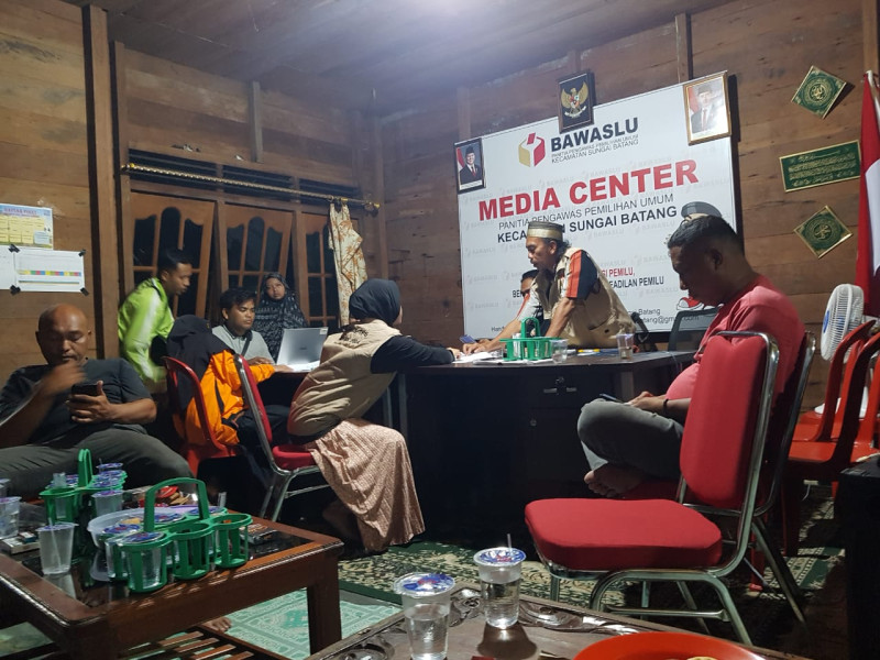 Minggu Tenang Pilkada, Warga dan Panwascam di Inhil Grebek Tim 04 Bawa Logistik