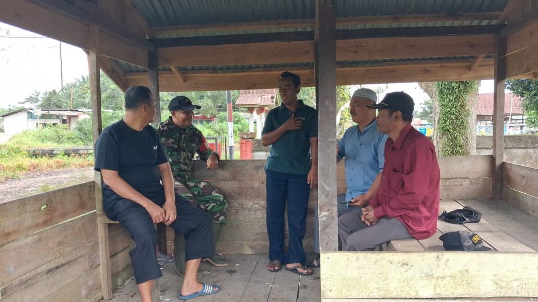 Kompak Jaga Kamtibmas di Bulan Ramadhan, Babinsa Koramil 03/Tpl Dan Tomas Sambangi Warganya Ajak Aktifkan Ronda Malam