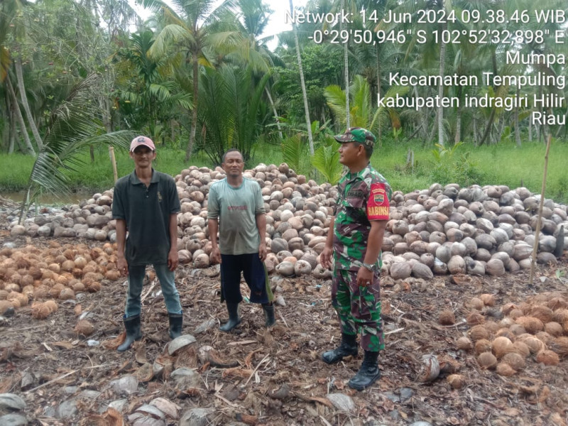 Babinsa Koramil 03/Tpl Laksanakan Patroli Karlahut Bersama Masyarakat Peduli Api