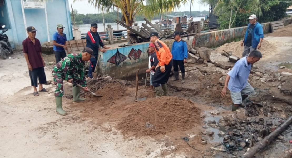 Babinsa Koramil 05/Gas Serma Tota Simbolon Bersama Masyarakat Goro Perbaiki Jembatan