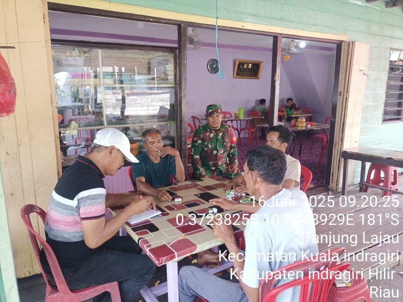 Babinsa Koramil 04/KDR Lakukan Komsos dengan Masyarakat Desa Tanjung Lajau