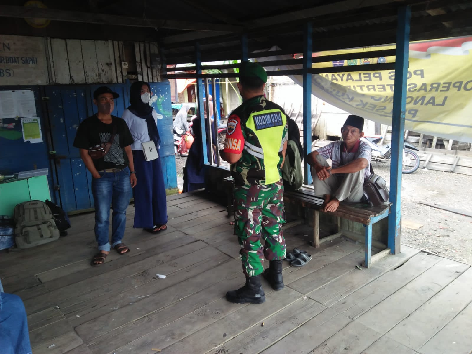 Sosialisasi dan Patroli Penerapan Protokol Kesehatan Oleh Koramil 04/Kuindra Serda Mas Yayat