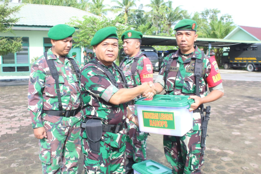 Babinsa Koramil 04/Kdr Kodim 0314/Inhil Serma Suhaidi Menerima Bingkisan Lebaran Dari KASAD