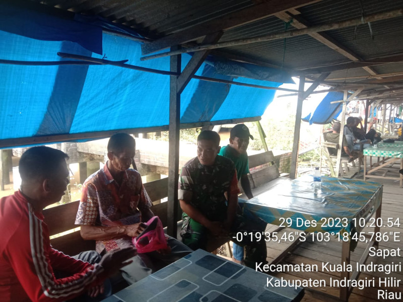 Ciptakan Kerukunan Dilingkungan Masyarakat Bersama Babinsa Koramil 04/Kuindra dan Warga Melalui Komsos