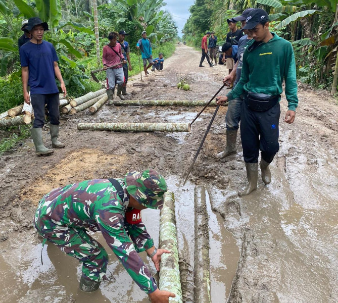 Babinsa Koramil 03/Tpl Bersama Warga Masyarakat Gotong Royong Perbaiki Jalan Rusak