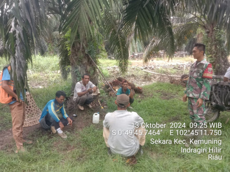 Jelang Pilkada, Babinsa Koramil 09/Kmg Giat Lakukan Komsos Dengan Masyarakat