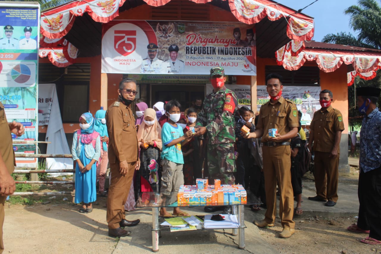 Babinsa Koramil 09/Kemuning Dampingi Penyaluran BLT DD Talang Jangkang