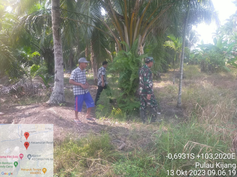 Penelusuran Titik Api Terus Dilakukan Babinsa Koramil 07/Reteh Dengan Warga Guna Cegah Kebakaran