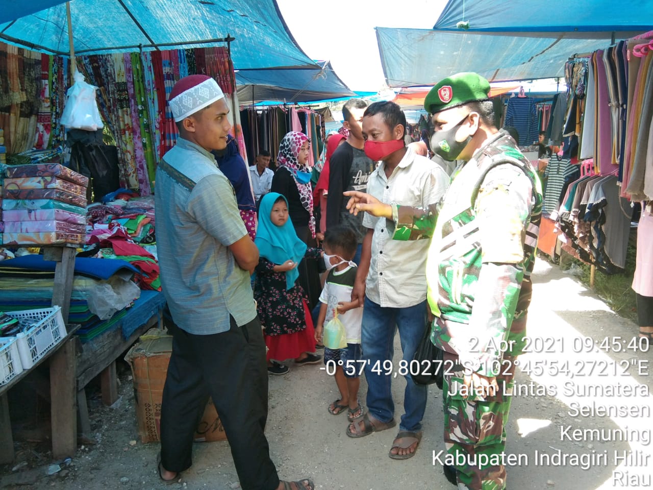 Sertu S Sembiring Tegur Warga yang Tak Patuhi Protkes di Pasar Selensen