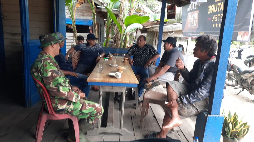 Situasi Aman Dan Kondusif, Babinsa Koramil 03/Tpl Keliling Desa Lakukan Sekaligus Komsos