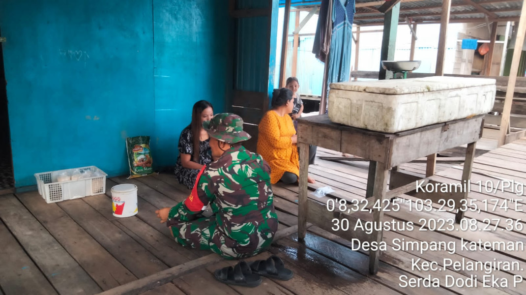 Turunnya Harga Pinang, Babinsa Koramil 10/Pelangiran Ajak Masyarakat Untuk Diskusi