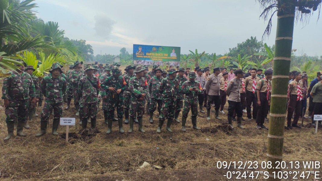 Wujudkan Penghijauan Lingkungan, Danramil 07/Reteh Kapten Inf Zainuar Bersama Unsur Pemerintahan Turun Untuk Lakukan Penanaman Pohon