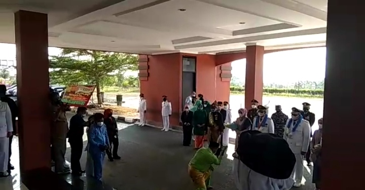 LAM Tepuk Tepung Tawar Apri Sujadi dan Robi Kurniawan Setelah Dilantik Gubernur Kepri  LAM Tepuk Tepung Tawar Apri Sujadi dan Robi Kurniawan Setelah Dilantik Gubernur Kepri