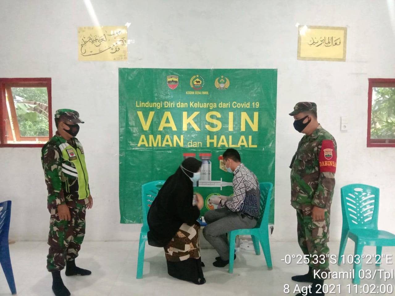 Anggota Koramil 03/Tempuling Dampingi Vaksinisasi Dosis II Diponpes Darul Rahman