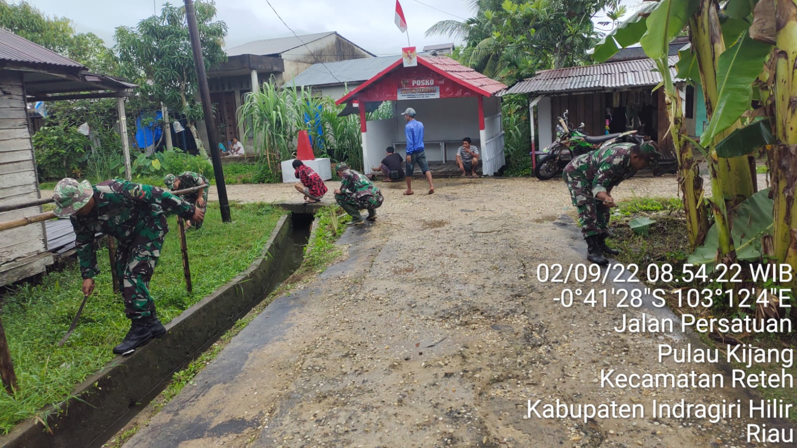 Giat Lakukan Gotong Royong Oleh Danramil 07/Reteh Kapten Inf Zainuar, S Bersama Warga