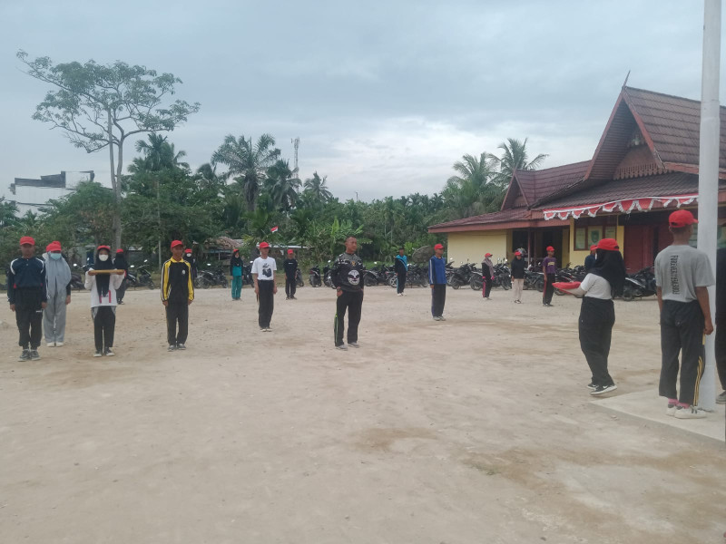 Babinsa Serda Johansah Giat Lakukan Latihan Paskibra Jelang HUT RI Ke-79