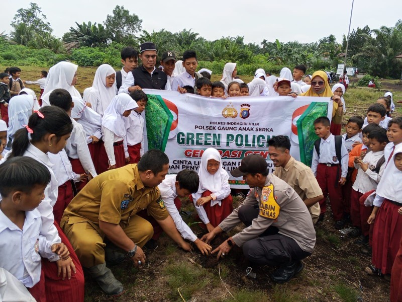 Bhabinkamtibmas di SD 002 Desa Rambaian Hijaukan Sekolah Lewat Program Green Policing