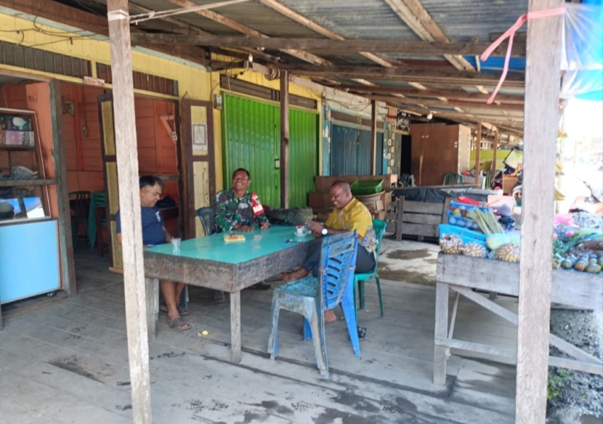 Babinsa Koramil 05/Gas Lakukan Komsos dan Pemantauan SDM di Kecamatan Gaung Anak Serka