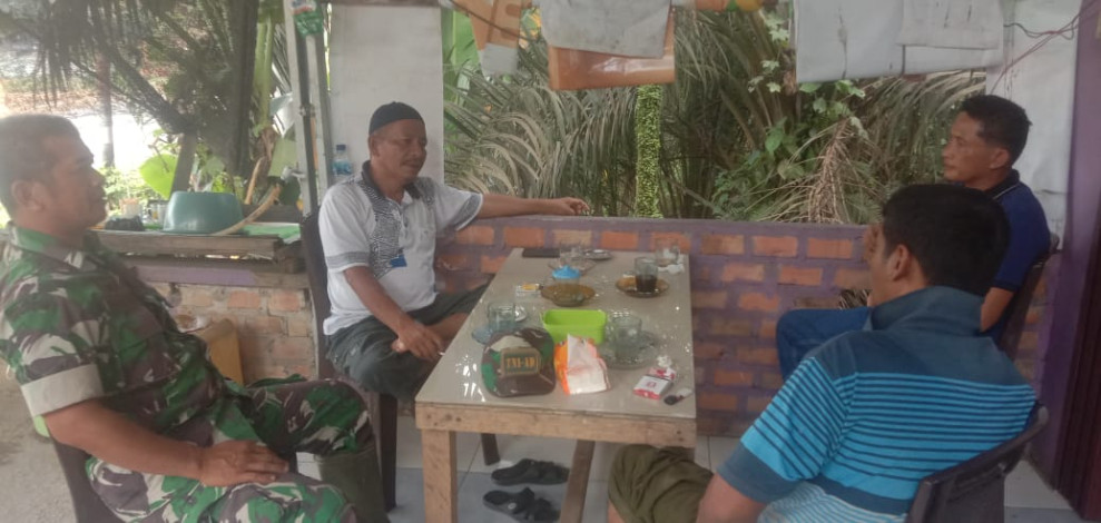 Bersama Warga, Babinsa Koramil 09/Kmg Jalin Komunikasi Sosial Secara Rutin