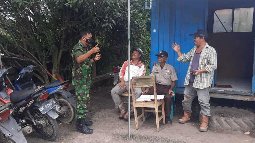 Komsos Babinsa 03/Tpl Beri pesan Keamanan kepada Satpam PT. ASI Agar Selalu Awas dan Waspada