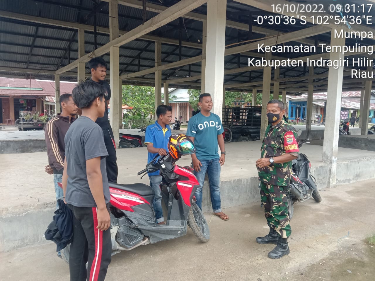 Babinsa Serka Nuryadi Komsos Dengan Pemuda Di Desa Binaan