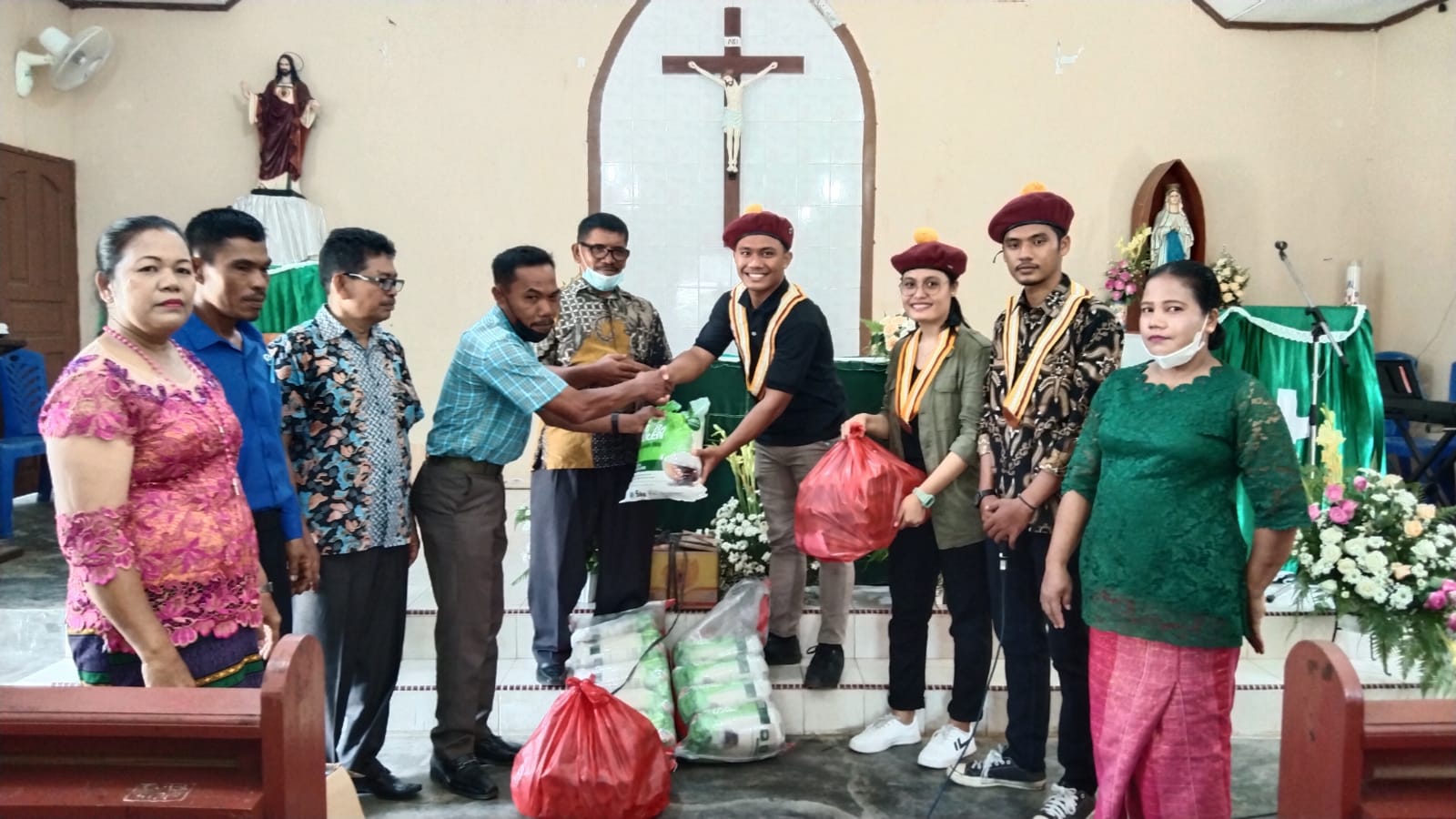 PMKRI Cabang Pekanbaru Berbagi Sembako di Gereja Katolik Stasi Dominikus Tambusai