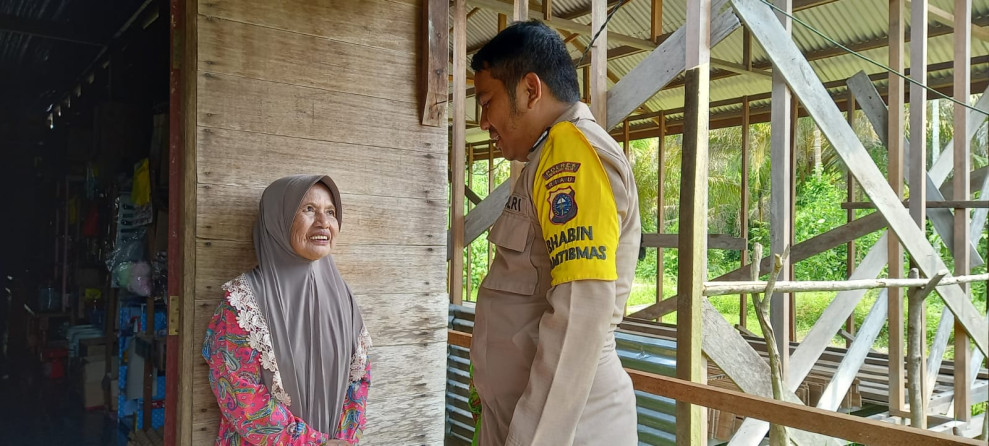 Bhabinkamtibmas Sambang Door to Door Sebagai System Wujudkan Kamtibmas Yang Kondusif Di Desa Binaan