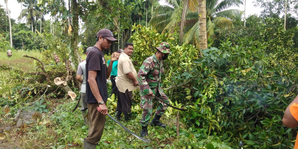 Babinsa Koramil 03/Tempuling Goro Bersihkan Rumput di Jalan Desa Danau Pulai Indah