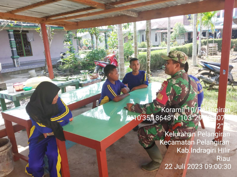 Berikan Wawasan dan Pemahaman, Babinsa Koramil 10/Pelangiran Lakuin Komsos Bersama SMPN 1 Pelangiran