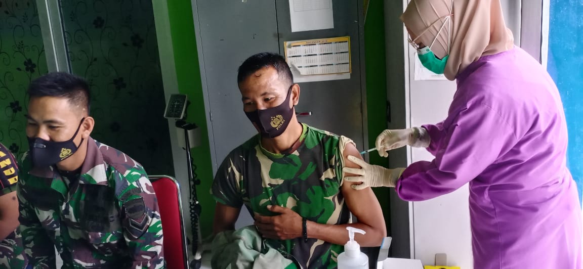 Anggota Koramil 03/Siak Divaksin COVID-19 Di Puskesmas Siak