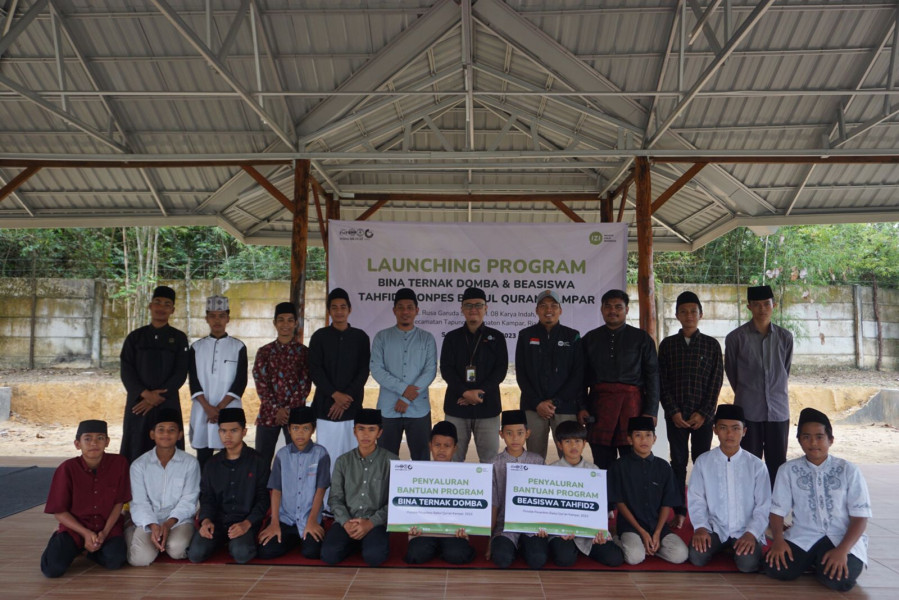 Tingkatkan Motivasi Santri, IZI Riau Serahkan Beasiswa Untuk Penghafal Al-Qur'an