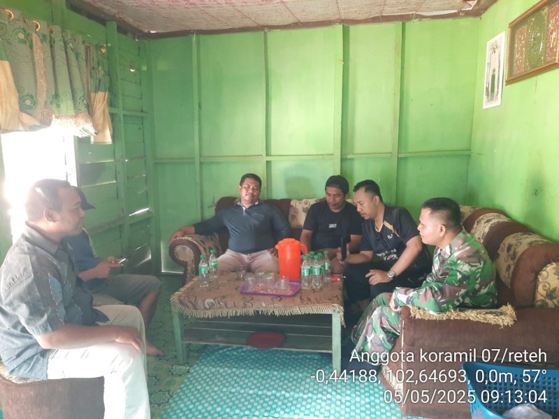 Bangun Koneksi, Serma Damrianto Babinsa Koramil 03/Tpl Laksanakan Komsos dengan Masyarakat
