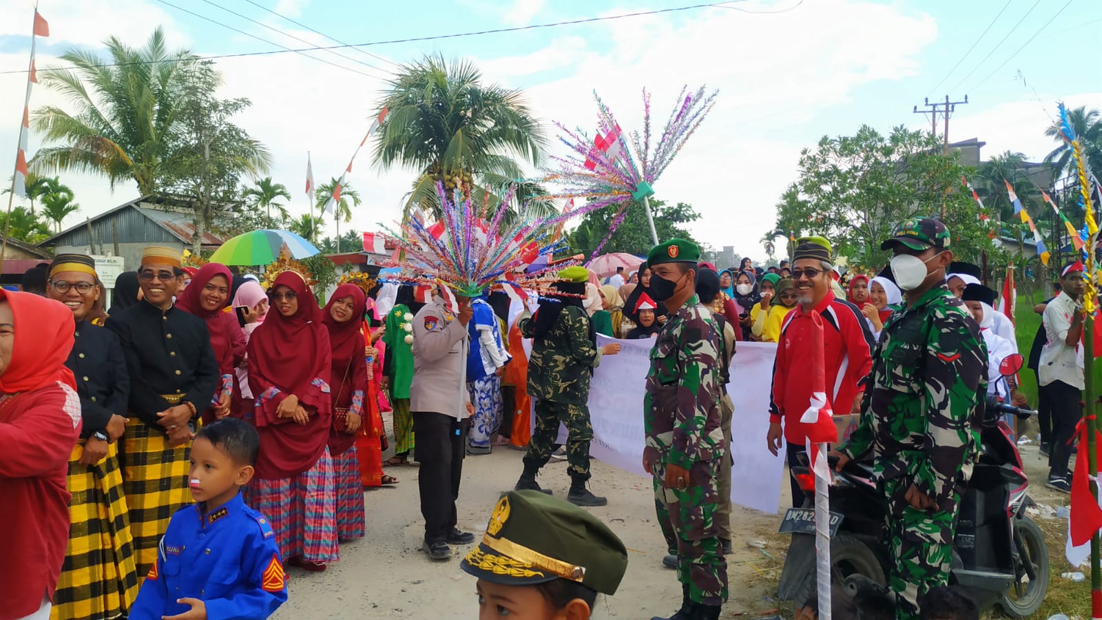 Pelaksanaan Karnaval Dalam Rangka HUT RI Ke 77 Oleh Danramil 07/Reteh