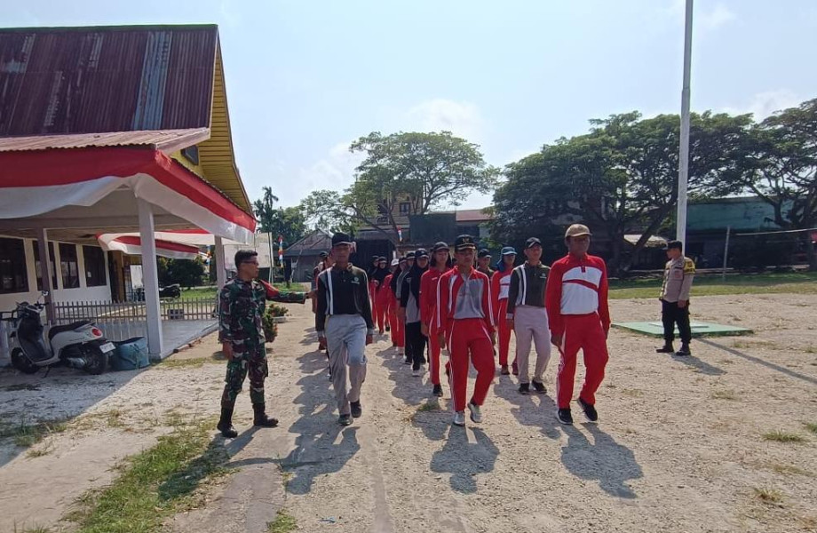 Sinergitas TNI-Polri, Babinsa 03/Tpl Bersama Bhabinkamtibmas Melatih Paskibra Tingkat Kecamatan